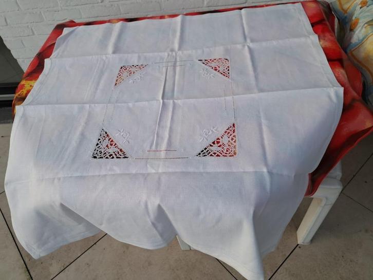 Geborduurde linnen ecru tafellakens met ajour, Huis en Inrichting, Tafelkleden, Ophalen of Verzenden