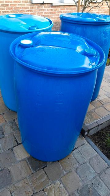 Grote (200l) en kleine regenwatertonnen vaten beschikbaar voor biedingen