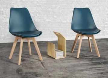 Scandinavische Nora blauwe stoelen met houten poten beschikbaar voor biedingen