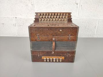 Antieke houten accordeon M.Hohner beschikbaar voor biedingen