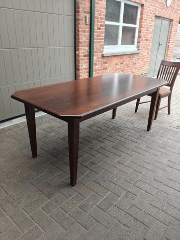 massieve tafel en 6 stoelen  beschikbaar voor biedingen