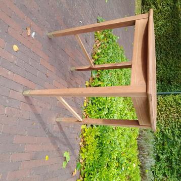 Retro tafeltje beschikbaar voor biedingen