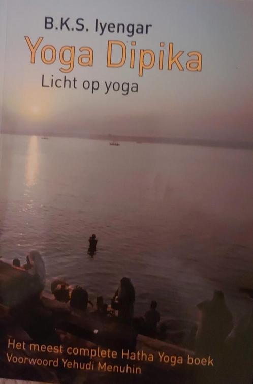 B.K.S. Iyengar - Yoga dipika (licht op yoga), Livres, Ésotérisme & Spiritualité, Comme neuf, Enlèvement ou Envoi