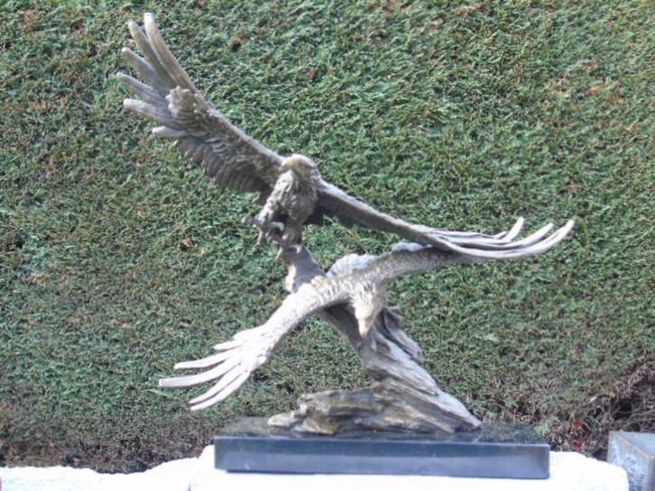 Adelaar (2) tijdens de vlucht in brons gesigneerd. MILO, Antiek en Kunst, Antiek | Brons en Koper, Brons, Ophalen