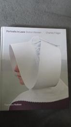 BOEK PORTRAITS IN LACE  THAMES EN HUDSON, Boeken, Kunst en Cultuur | Fotografie en Design, Ophalen of Verzenden, Zo goed als nieuw