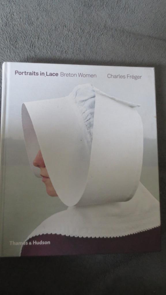 BOEK PORTRAITS IN LACE  THAMES EN HUDSON, Boeken, Kunst en Cultuur | Fotografie en Design, Zo goed als nieuw, Ophalen of Verzenden