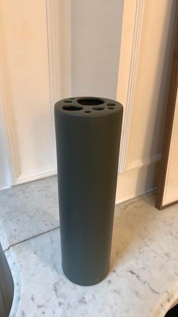 Prachtige bloemenbasis van steengoed beschikbaar voor biedingen