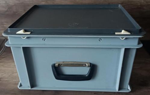 Une caisse à poignée et fermeture rako, Doe-het-zelf en Bouw, Kratten en Dozen, Gebruikt, Ophalen of Verzenden