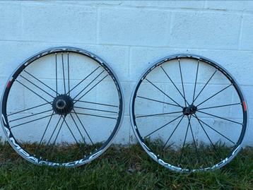 Paire de roues Campagnolo Shamal Ultra-Boyaux-Corps Shimano beschikbaar voor biedingen