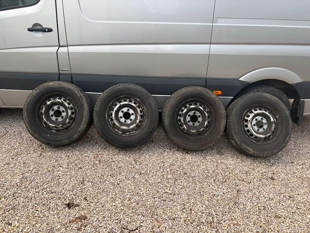 4 bons pneus d'hiver Mercedes Sprinter sur jantes, Autos : Pièces & Accessoires, Pneus & Jantes, Jante(s), Pneus hiver, 16 pouces
