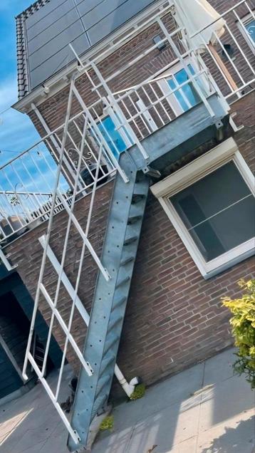 Trap met bordes galva 247cm. Verzinkt. beschikbaar voor biedingen