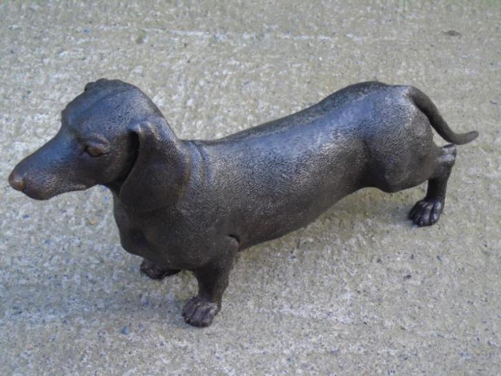 Een bronzen hond, de TECKEL, van natuurlijke grootte, Tuin en Terras, Tuinbeelden, Nieuw, Dierenbeeld, Overige materialen, Ophalen