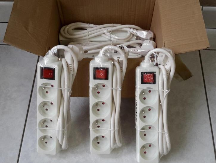 Lot / partij stekkerdozen 4 contacten ( NIEUW ), Doe-het-zelf en Bouw, Elektriciteit en Kabels, Nieuw, Ophalen of Verzenden