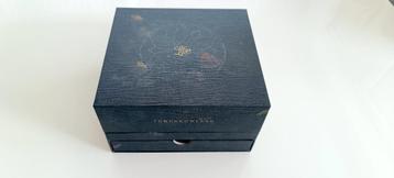 tomorrowland treasure case 2024    beschikbaar voor biedingen