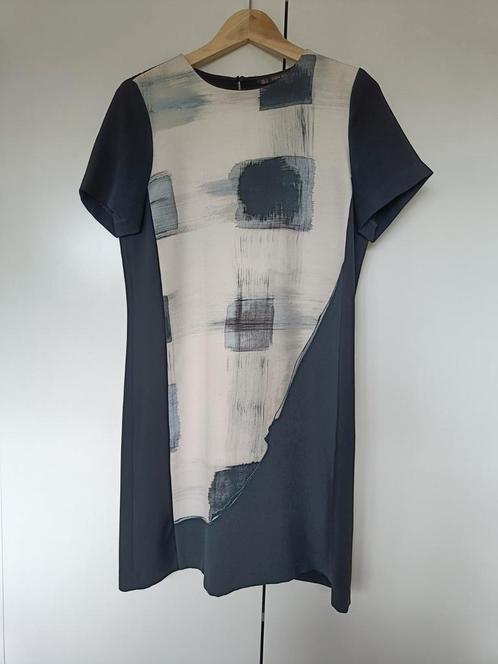 Zara - Zwarte jurk met asymmetrische print, Kleding | Dames, Jurken, Zo goed als nieuw, Maat 36 (S), Zwart, Boven de knie, Ophalen of Verzenden