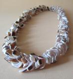 Ketting- KS007: Half Ronde Schelpstukjes Bruin-42½cm./ 41½cm, Handtassen en Accessoires, Kettingen, Verzenden, Nieuw, Bruin, Steen of Mineraal