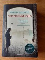 Boek ‘Seringenmeisjes’ van Martha Hall Kelly, Gelezen, Martha Hall Kelly, Ophalen of Verzenden, Amerika