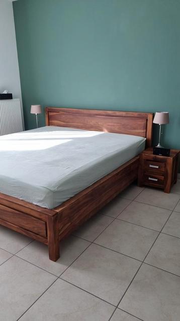Houten bed met lattenbodems en nachtkastjes beschikbaar voor biedingen