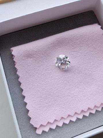 Moissanite 4 Karaat beschikbaar voor biedingen