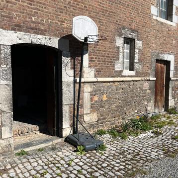 Pannier de basket avec pied lesté d’occasion beschikbaar voor biedingen