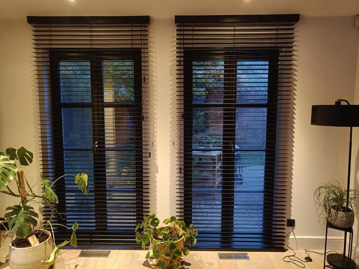 Houten jaloezieën, Huis en Inrichting, Stoffering | Gordijnen en Lamellen, Gebruikt, 150 tot 200 cm, 100 tot 150 cm, Zwart, Ophalen of Verzenden