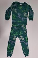 Mt 98-104 Groen joggingpak met veelkleurige honden, Kinderen en Baby's, Kinderkleding | Maat 98, Ophalen of Verzenden, Zo goed als nieuw