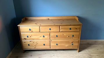 Commode en pin beschikbaar voor biedingen