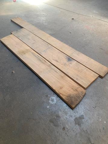 Drie eiken planken 4 á 5 cm dik. beschikbaar voor biedingen
