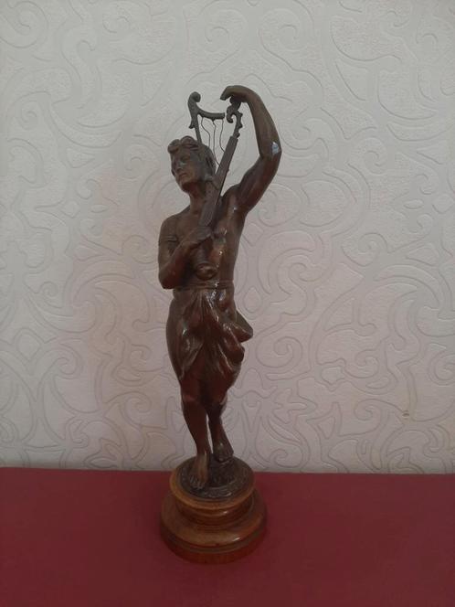 Klassiek beeld met lier op houten sokkel – neoclassicistisch, Antiek en Kunst, Kunst | Beelden en Houtsnijwerken, Ophalen of Verzenden