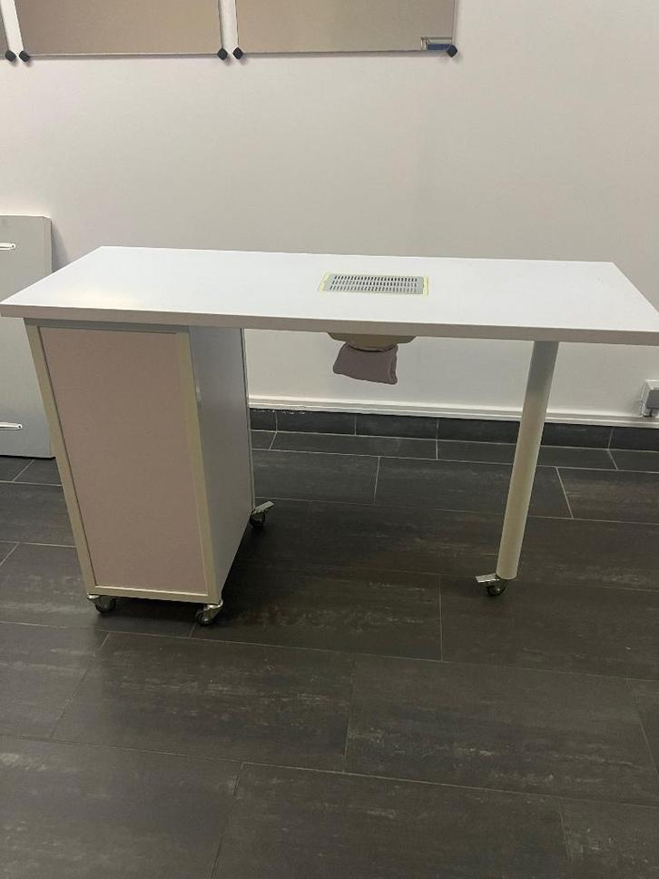 Manicuretafel met afzuigventilator, Elektronische apparatuur, Overige elektronische apparatuur, Gebruikt, Ophalen