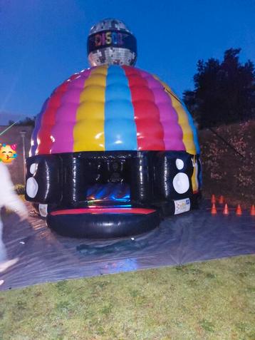 Disco springkasteel te huur met partylights en muziekbox beschikbaar voor biedingen