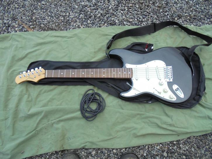 guitare electrique 6 cordes de marque JOHNSON, Musique & Instruments, Instruments à corde | Guitares | Électriques, Comme neuf