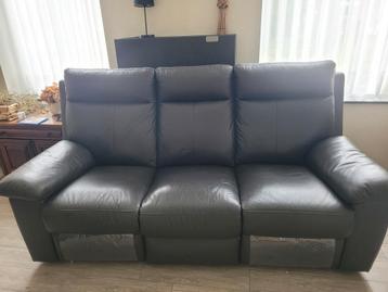 Mooie lederen driezit met 2 handmatige relax beschikbaar voor biedingen