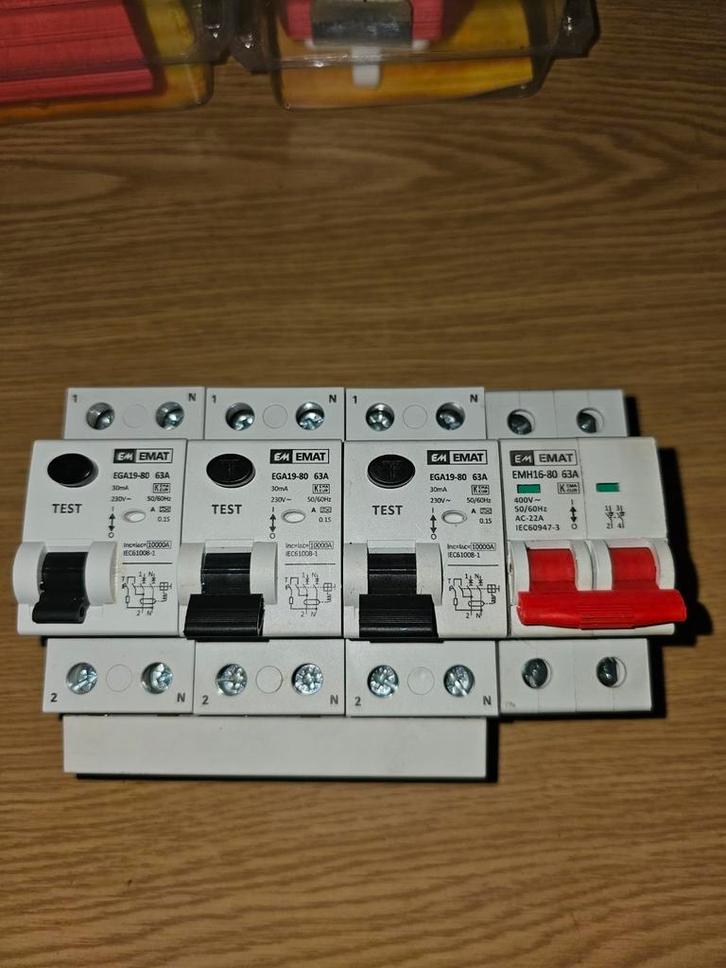 Diffrenceel 64A 3x hoofdschakelaar 64A & 3x automaat 16A, Doe-het-zelf en Bouw, Elektriciteit en Kabels, Zo goed als nieuw, Ophalen
