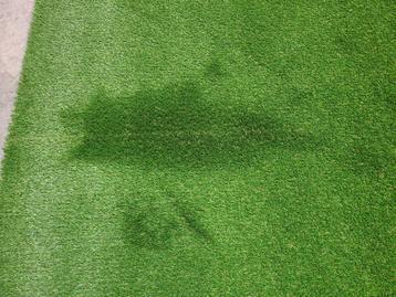Stukje kunstgras met fabricagefout 90% korting pr beschikbaar voor biedingen