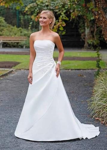 Bruidsjurken Stockverkoop 100-200 euro beschikbaar voor biedingen