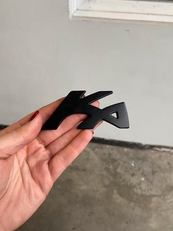 Zwart Ford Ka logo beschikbaar voor biedingen