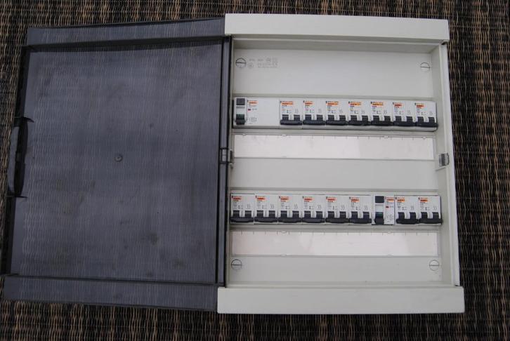 Zekeringkast 36 modulen, bedraad 2 x 230 volt., Doe-het-zelf en Bouw, Elektriciteit en Kabels, Gebruikt, Ophalen
