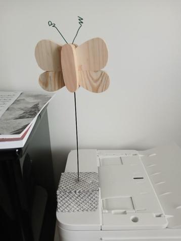 decoratieve vlinder of zonnebloem in hout op stenen voet beschikbaar voor biedingen