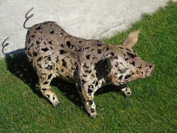 Standbeeld van een smeedijzer varken van Colors... beschikbaar voor biedingen