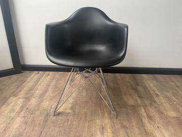 Zwarte kuipstoel met chromen onderstel beschikbaar voor biedingen