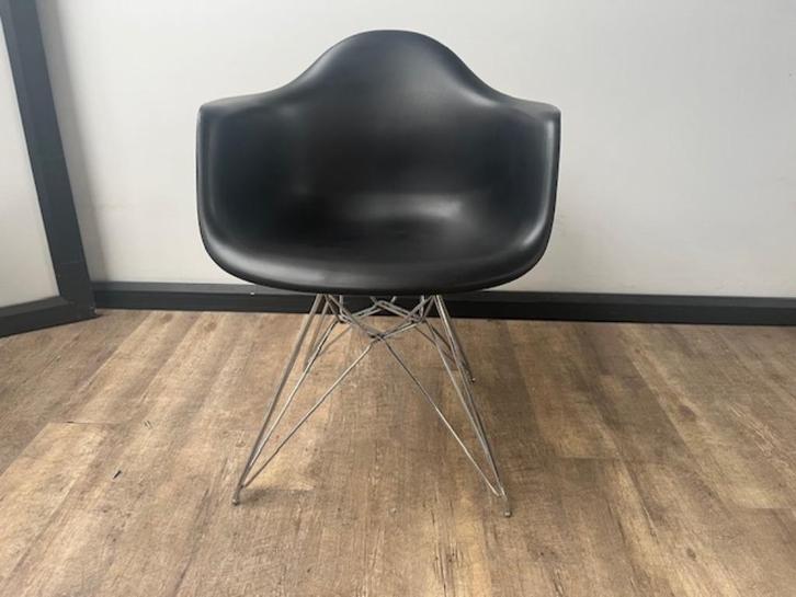 Zwarte kuipstoel met chromen onderstel, Tuin en Terras, Tuinstoelen, Kunststof, Ophalen of Verzenden