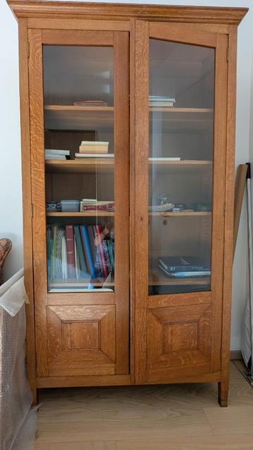 Boekenkast met eikenhouten glazuur beschikbaar voor biedingen