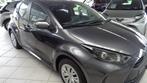 Toyota Yaris DYNAMIC HYBRIDE + GPS (bj 2023, automaat), Auto's, Toyota, Automaat, Stof, Gebruikt, Overige kleuren