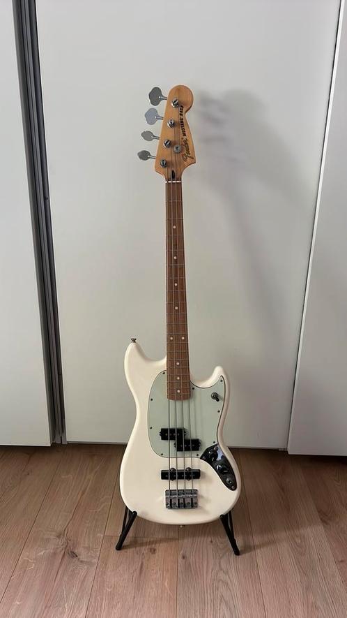 Fender Mustang basgitaar “Olympic White”, Muziek en Instrumenten, Snaarinstrumenten | Gitaren | Bas, Zo goed als nieuw, Elektrisch