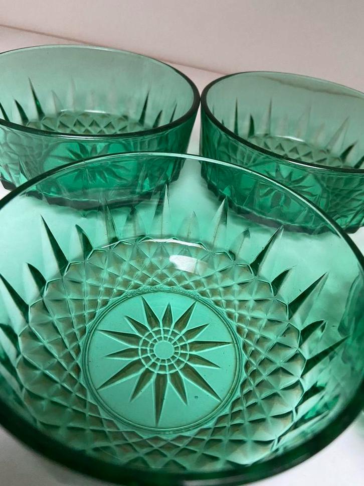 Smaragdgroene glazen schaal met 6 kommetjes, 16€, Antiek en Kunst, Antiek | Glaswerk en Kristal, Ophalen