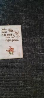 klein oud hollands tegeltje 'ieder mens is de smid...., Antiquités & Art, Art | Autres Art, Enlèvement ou Envoi