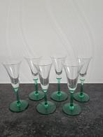 6 borrelglaasjes met groene voet. Hoogte: 12,50 cm., Verzenden, Zo goed als nieuw, Borrel- of Shotglas