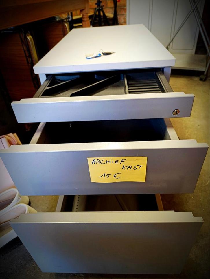 Archiefkast op wieltjes met slot & sleutel. Garageverkoop!!, Huis en Inrichting, Kasten | Roldeurkasten en Archiefkasten, Gebruikt