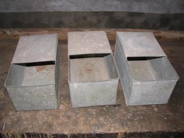 3 metalen magazijnbakjes beschikbaar voor biedingen